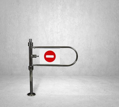 Bramka wejsciowa lewa, blokowana zamkiem.jpg